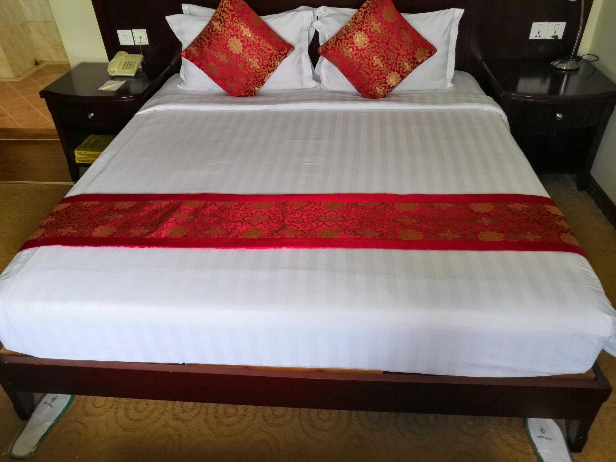 Green Leaf Hotel Янгон Екстериор снимка