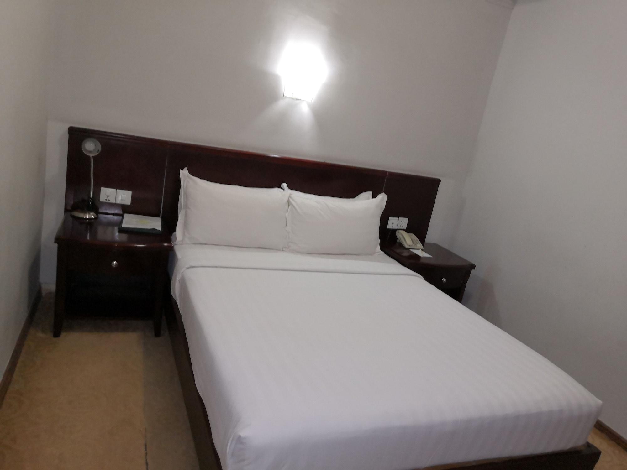 Green Leaf Hotel Янгон Екстериор снимка