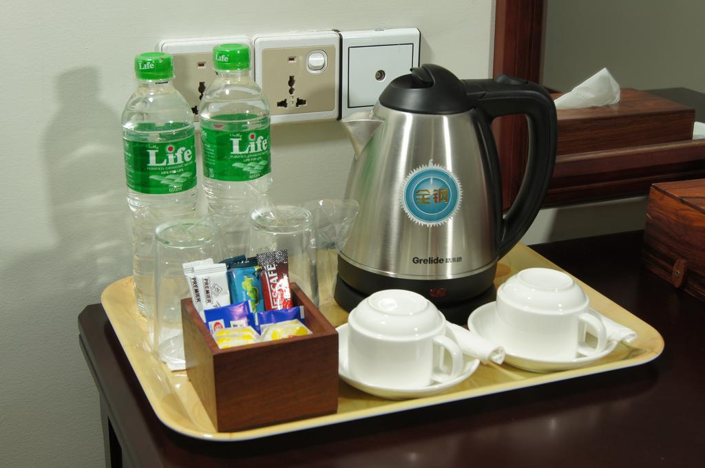 Green Leaf Hotel Янгон Екстериор снимка