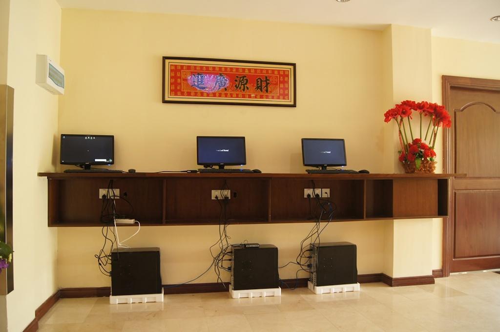 Green Leaf Hotel Янгон Екстериор снимка
