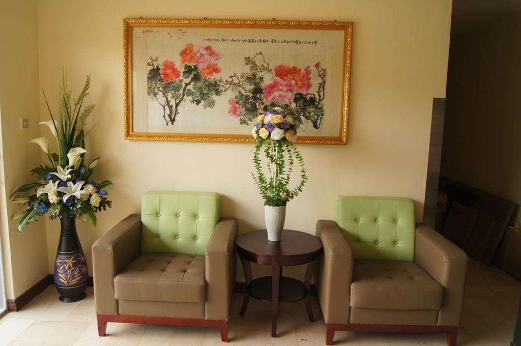 Green Leaf Hotel Янгон Екстериор снимка