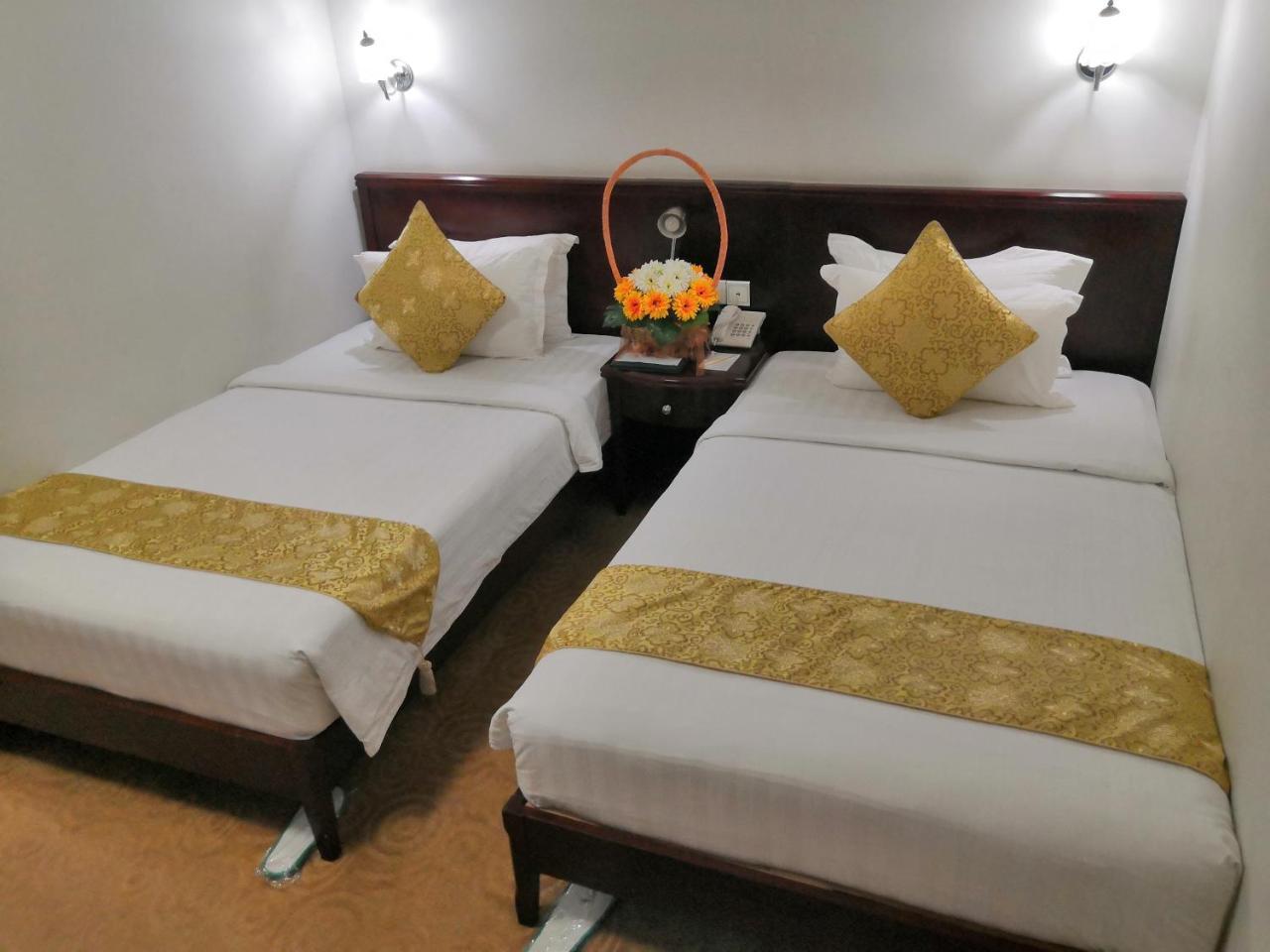 Green Leaf Hotel Янгон Екстериор снимка
