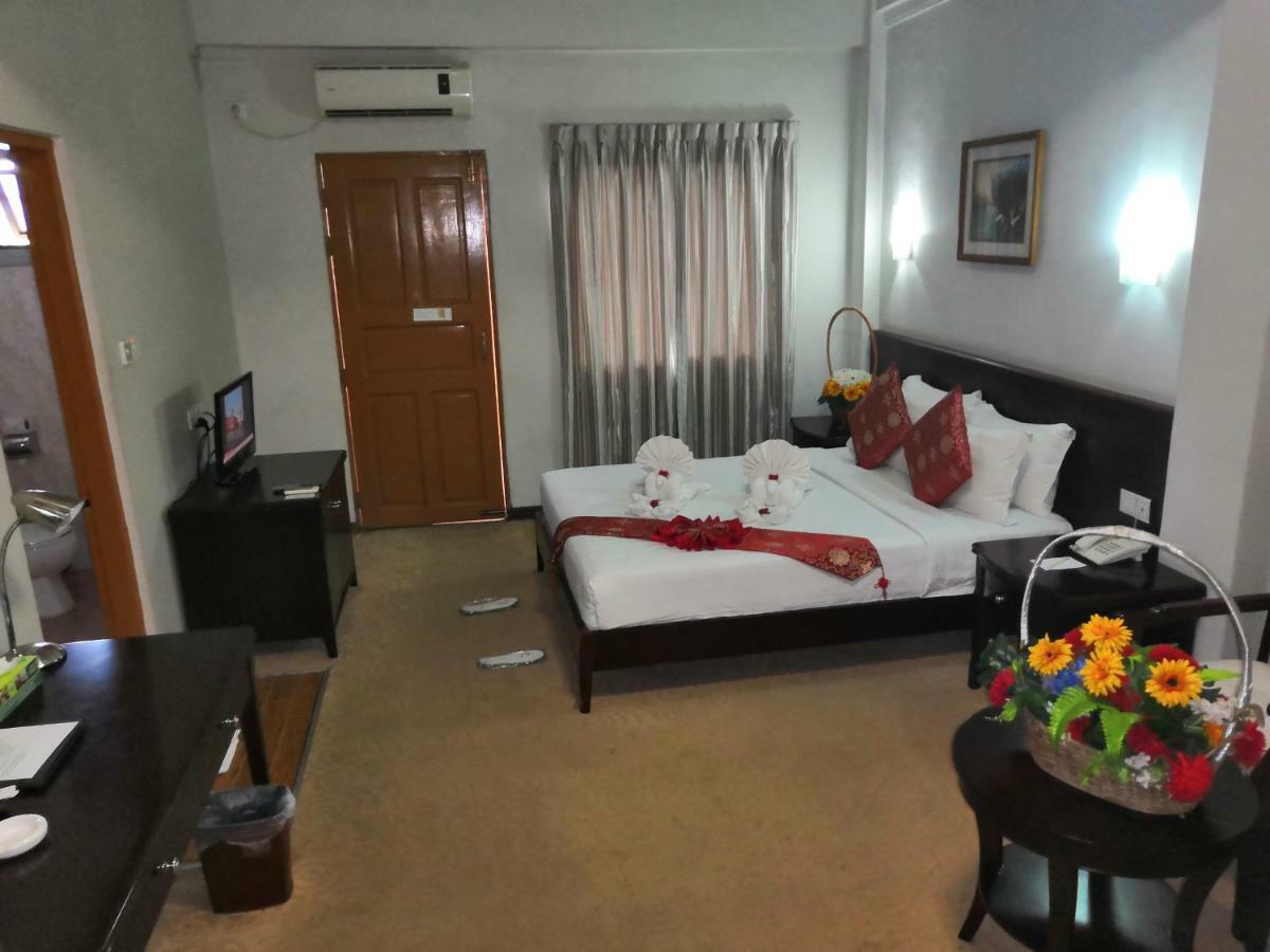 Green Leaf Hotel Янгон Екстериор снимка