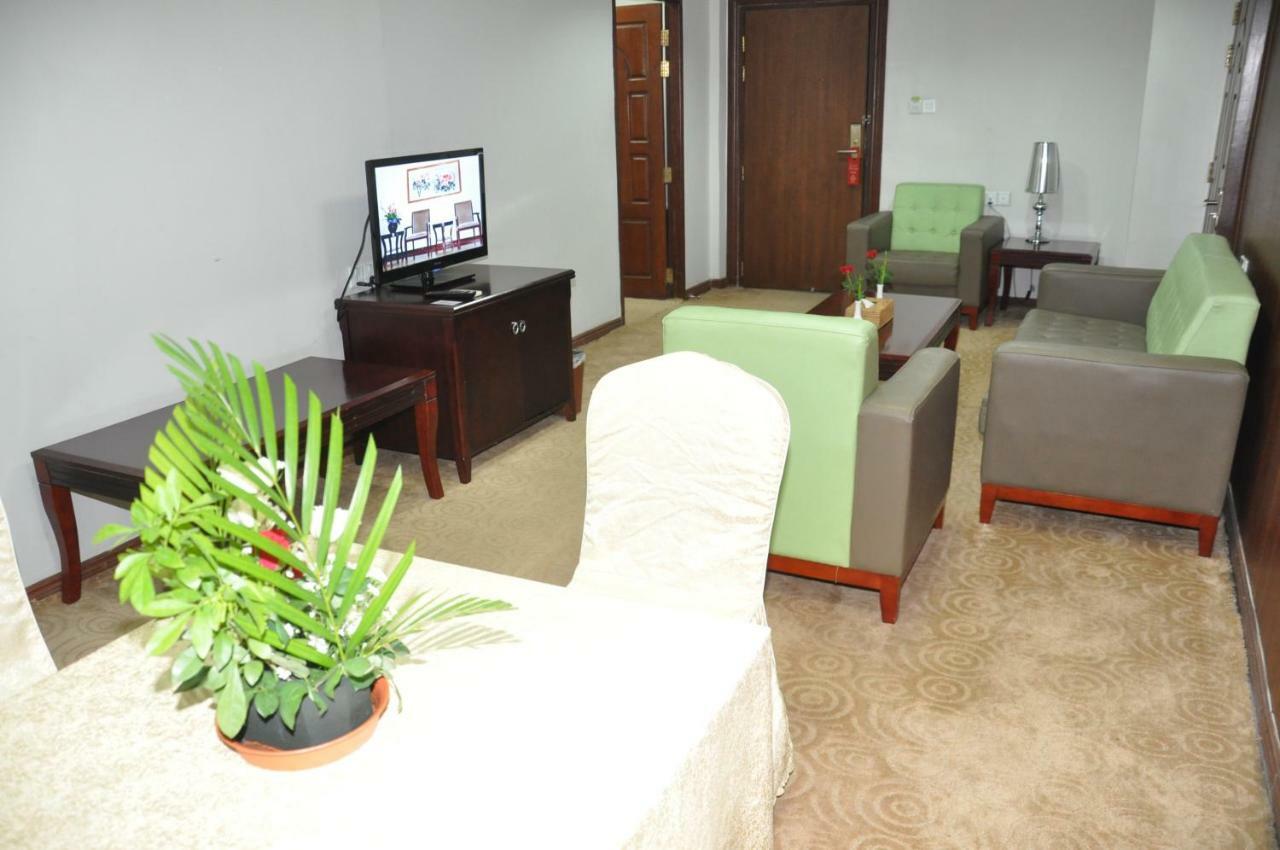 Green Leaf Hotel Янгон Екстериор снимка