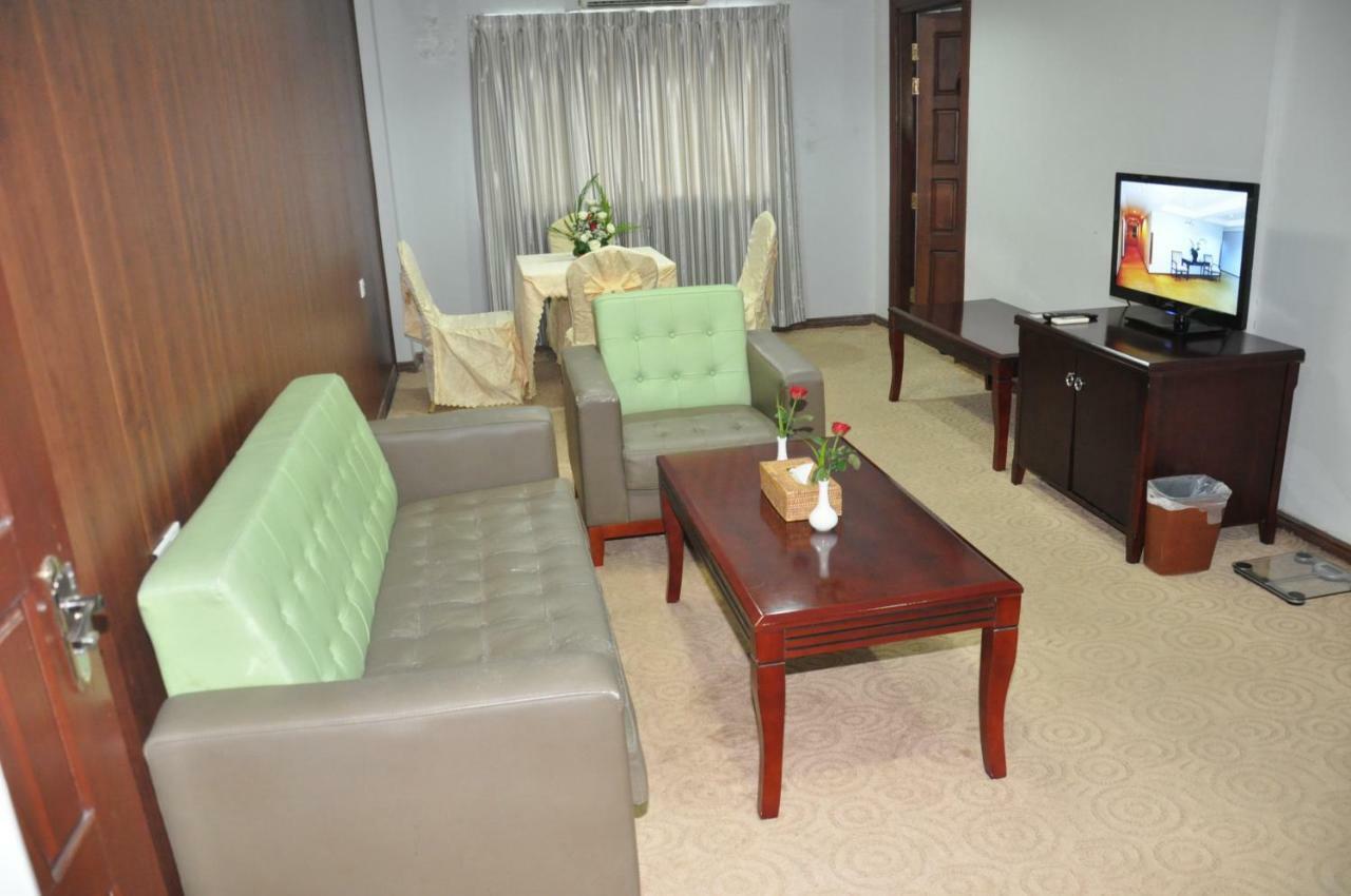 Green Leaf Hotel Янгон Екстериор снимка
